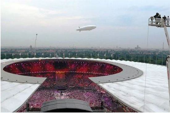 12-m-rc-blimp-fliying-over-the-olympic-stadium-in-germany