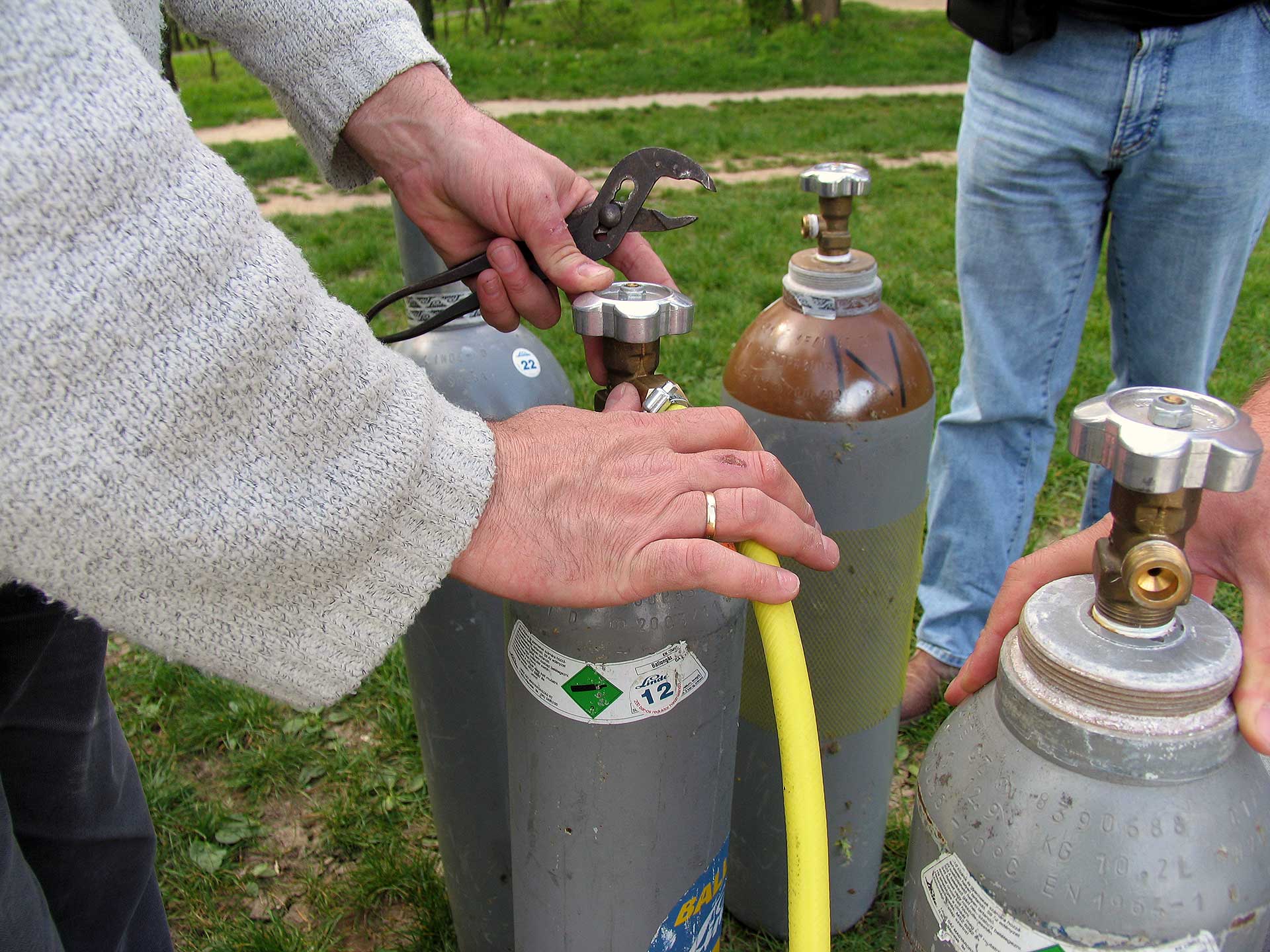Setting-the-filling-hose-on-helium-container